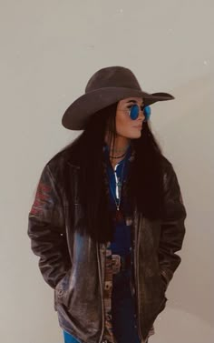 Western Leather Jacket Outfit, Western Jean Jacket Outfit, Winter Punchy Outfits, Punchy Winter Outfits, Outfit Inspo Church, Western Outfit For Women, Western Church Outfit, Warm Outfit Ideas