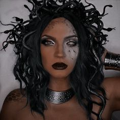 Costume Medusa, Snakes Black, Vampire Makeup Ideas, Medusa Halloween Costume, Medusa Makeup, Medusa Costume, Vampire Makeup, Amazing Halloween Makeup