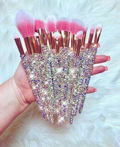 💋 NewbieTo Makeup Blog 💄 | Que maravi... | #makeupbrushcase #makeupbrushcleaner #makeupbrushholder #makeupbrushkit #makeupbrushorganizer #makeupbrushes #makeupbrushesset Penyimpanan Makeup, Bling Makeup, Make Up Gold, Makeup Brushes Guide, Unicorn Makeup, Silicone Makeup, Make Up Brush, Eye Makeup Brushes, Makeup Brush Cleaner