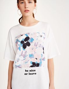 T-shirt estampada com flores - T-shirts - Vestuário - Mulher - PULL&BEAR Portugal Lady Logo, Uni Outfits, Womens Jersey, Tee Shirt Designs, Print Designs Inspiration, Tshirt Outfits, Girls Prints, Knitwear Design