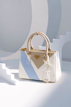 Beautiful Luxury Designer Handbags Luxury Bag Design, Prada Bag Aesthetic, Hand Bags Ideas, Chaning Tatum, Prada Galleria Bag, Prada Purse, Cool Bags, Prada Galleria