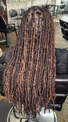 Soft Loc Ideas, Soft Locs With Blonde Highlights, Soft Locs Medium Size, Mixed Color Soft Locs, Soft Locs With Brown Highlights, Soft Dreadlocks Hairstyles, Brown And Black Faux Locs, Soft Locs Medium Parts, Focs Locs Braids Long