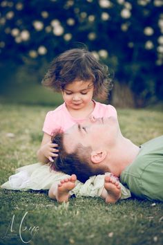 Father Daughter Pictures, Father Daughter Photos, Father Daughter Photography, Family Photos With Baby, Family Photoshoot Poses, Baby Fotografie, Summer Family Photos, Children Photography Poses, Family Picture Poses