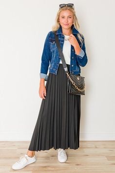 Pleated Skirt Outfit Fall Plus Size, Pleated Skirt With Denim Shirt, Skirt With Collared Shirt Outfit, Pleated Skirt With Denim Jacket, Affordable Black Pleated Skirt For Spring, Black Pattern Skirt Outfit, Pleated Chiffon Skirt Outfit, Styling A Line Skirt, Black Skirt Teacher Outfits