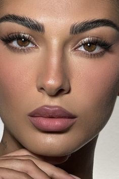 Low Contrast Makeup Looks, Medium Contrast Makeup Looks, Dramatic Classic Makeup, Cool Undertones Makeup, Medium Contrast Makeup, Bridal Smokey Eye, Cool Tone Makeup