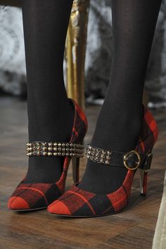 Alice + Olivia Fall 2013 Fashion Runway, Emo Fashion, Gorgeous Shoes, Punk Goth, Plaid Fashion, Crazy Shoes, Fall 2015, Red Shoes