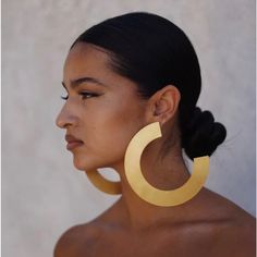 Mirror Geometric Acrylic Oversize Gold Earrings. Modern Metal Earrings For Summer, Modern Gold Hoop Earrings For Summer, Modern Gold Earrings For Summer, Style Année 80, Minimalistic Earrings, Oversized Hoop Earrings, Oversized Earrings, African Earrings, Earring Trends