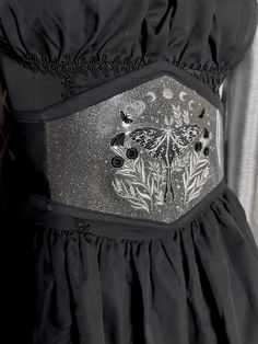 Made to order embroidered corset belt. Faux leather and Cotten. Fastens with grommets and ribbon in back. Can be made to any size. Moon Corset, Corset Belt Outfit, Goth Corsets, 2025 Style, Ren Faire Outfits, Embroidered Corset, Space Dress, Goth Corset, Fairytale Fashion