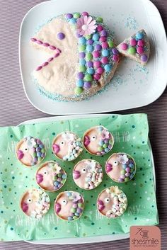 Schau malich hab da was bei Pinterest gesehenmit diesen Worten kam meine Schwägerin auf mich zu und hat mir ein Bild der blauen Fisch-Cupcakes gezeigtwelche sie auf Pinterest gesehen hatteDie Idee stammt von honeyfarm.de und ich muss sagendie Idee hat mir auf Anhieb super gefallenFisch-Muffins und Fisch-Kuchen für die Taufe meiner NichteMit Smarties und Mini-Marshmallows gebacken und dekoriert von shesmile. Fish Cake, Mini Marshmallows, Vegan Cake, Birthday Cake Kids, Food Cakes, Food Humor, Kids Cake, Marshmallows, Fish Recipes