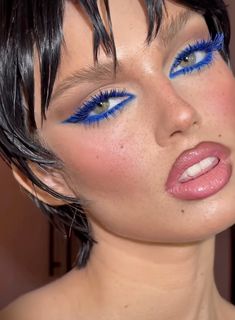 Trippy Makeup, Make Up Blue, Eyeliner Aesthetic, Aesthetic Editorial, Vampire Bride, Gemini Rising, Work Makeup