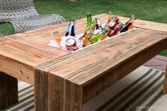 DIY Outdoor Pallet Coffee Table With Drink Cooler Remodelaholic Outdoor Table Plans, Table Cooler, Table Pallet, Outside Table, End Table Plans, Pallet Wood Coffee Table, Coffee Table Inspiration, Coffee Table Plans, Farmhouse End Tables