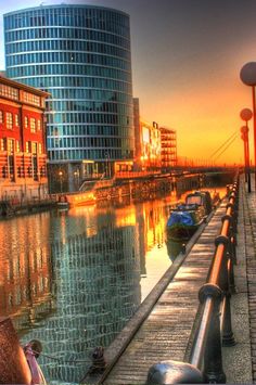 there are many boats that are docked at the water's edge in this city