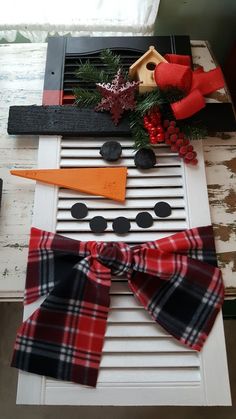 Diy Snowman Crafts, Snowman Crafts Diy, Snowman Decor, Diy Christmas Wreaths, Diy Snowman, Easy Christmas Decorations, Festive Holiday Decor, Christmas Decorations Diy Outdoor, Christmas Signs Wood