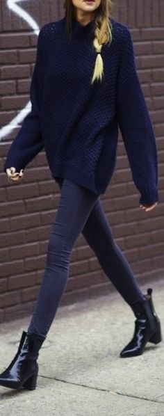 //Oversized Navy Sweater, Slim Pants, Chelsea Boots // Fall Street style Scene Girl, Oversize Pullover, Pullover Outfit, Oversized Pullover