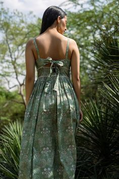 Green cotton tie-up dress with batik print and thread embroidery. - Aza Fashions Cotton Sleeveless Dress With Tie Straps For Vacation, Bohemian Cotton Maxi Dress With Tie Straps, Sleeveless Cotton Dress With Batik Print, Green Cotton Sundress With Tie Back, Traditional Green Sleeveless Dress, Cotton Sundress With Tie Back, Bohemian Cotton Dress With Batik Print, Cotton Sleeveless Sundress With Tie Back, Cotton Tie Back Sundress