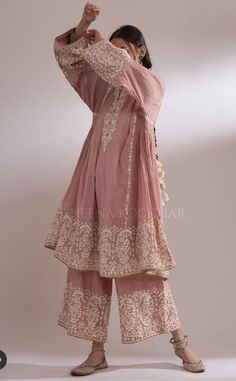 Pakistani Vintage Fashion, Traditional Indian Outfits For Plus Size Women, Pakistan Suit Designs, Pakistani Dress Pattern, Aesthetic Indian Outfit, Chickenkari Suits, Heena Kochhar, Pakistani Fashion Casual, Casual Indian Fashion