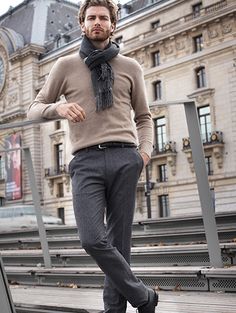 Dark Grey Trousers Outfit Men, Dark Grey Trousers Outfit, Grey Trousers Outfit Men, Grey Trousers Outfit, Trousers Outfit Men, Jeans Gris, Dark Sweater, Men Moda, Office Time