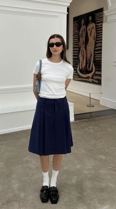 Navy Pleated Midi Skirt Outfit, Big Polo Outfit Women, Academic Core Outfit, Danish Summer Outfits, Jewel Tone Summer Outfits, Classic 90s Outfit, Short People Outfits, Knee Length Skirt Outfit, T Shirt And Skirt Outfit