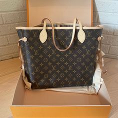 New Louis Vuitton Neverfull Mm. Received As Gift And Never Used. Original Box And Garment Bag Included. Louis Vuitton Big Bag, Neverfull Louis Vuitton, Tote Bag Outfit, Lv Tote, Lv Neverfull, Monogram Outfit, Louis Vuitton Neverfull Gm, Dream Bags, Louis Vuitton Speedy 25