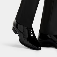 A proper tux isn't complete without a pair of classic black patent leather lace-ups. Thanks to their slim profile, our calf leather Blake-stitched shoes lend a contemporary finish to the traditional black-tie attire.