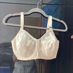 Nwot Flower Bali 2-Fly Full Coverage Underwire Bra 180 Size 36dd Daywear Full Cup Bra With Lace Trim, Feminine Underwire Bra For Daywear, Underwire Bra, Bra Sizes, Women's Intimates, Bali, Bra, Cream, Women Shopping