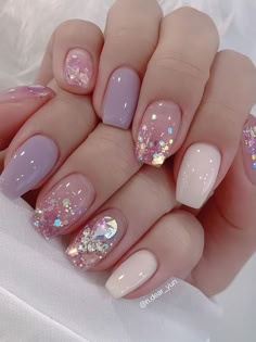 Korean mauve nails: white and glitter coffins Mauve Nails With Accent, Nail Designs For Wedding Guest, Bridgerton Nails Inspired, Korean Fall Nails, Mauve Nail Ideas, Short Pretty Nails, Mauve Nails Design, Fall Mauve Nails, Medium Nail Ideas