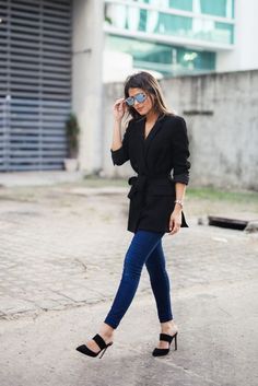 Black Mules Shoes Outfit, Mule Shoes Outfit, Minimalist Winter Outfit, Navy Wool Coat, Minimalist Fashion Women, Belted Blazer, Style Tips, Casual Shoes Women