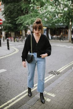 Classic Fashion Style Midsize, Midsize Chic Fashion, Casual Chic Midsize, New Mom Style Fashion, Midsize Jeans Outfit, Styling Blue Jeans, Midsize Street Style, Black Blue Outfit, Outfit Blue Jeans