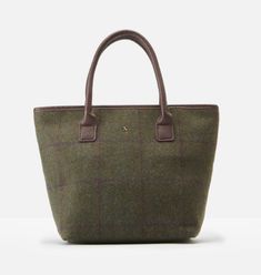 Cut from unique-to-Joules tweed, this attractive Joules Carey Tweed Grab Bag in Green Check is a day-to-day essential. Complete with a drop in lining and zipped top for extra security. Main: 70% Wool 30% Polyamide Lining: 100% Polyester Trim: 100% PU Interior pockets Hare decal H24 cm x W325 cm x D13 cm Wipe clean with a damp cloth Boys Rain Boots, Girls Rain Boots, Tweed Bag, Belt Purse, Bag Green, Classic Bags, Grab Bag, Boys Boots, Breath Of Fresh Air