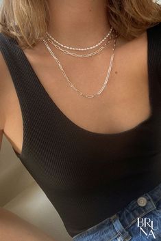 Sie ist wieder da und sie zeigt sich von einer ganz neuen Seite - die L’été Necklace Grande. Vom klassischen Vintage Stil inspiriert ist diese Kette mit ihrem chunky Gliederdesign ein echtes Statement-Piece und eignet sich hervorragend dafür all deinen Looks ein Upgrade zu verpassen. Kombiniere dieses wandelbare Schmuckstück mit unseren verspielten BRUNA Charms oder trage sie zusammen mit deiner liebsten Perlenkette. Recycled Gold Jewelry, Jewelry Recycled, Living Slow, Necklace Stack, Simple T Shirt, Bronze Jewelry, Conscious Living