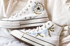 Platform Converse Wedding, Converse Embroidery, Converse Wedding, Converse Wedding Shoes, Custom Wedding Shoes, Embroidered Converse, Cute Converse, Estilo Harajuku, Mode Shoes