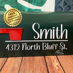 there is a sign that says smith north bluff st