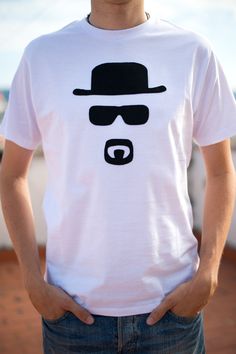 Camiseta Breaking Bad Walter White / Heisenberg por Pamukkaleworld Breaking Bad T Shirt Design, White Tshirt Design, Breaking Bad Walter White, Cool Shirt Designs, Design Jersey, T Shirt Painting, Walter White, Shirt Design Inspiration, Shirt Print Design