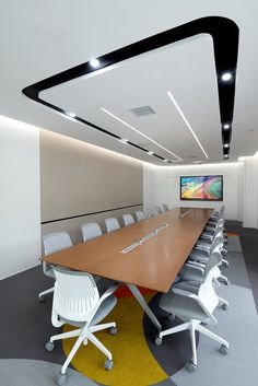 False ceiling design for office & shops ideas and styles Office Ceiling Design, Meeting Room Design Office, Conference Room Design, Meeting Room Design, Office Ceiling, Office Decor Professional, Office Interior Design Modern, Ceiling Design Modern