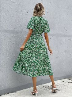 Pattern: printingTechnology: printing/dyeingType: A-line skirtType: v-neckSleeve type: lotus leaf sleeveSleeve length: short sleevesType: high waist.Placket: cardiganPopular elements: printing, flouncesColor: greenSizes: S,M,L,XL Printed Green Dress, Elegant Sleeves, Summer Wrap Dress, Stile Boho Chic, Bohemian Style Clothing, Boho Style Outfits, Boho Midi Dress, Midi Wrap Dress, Lotus Leaf