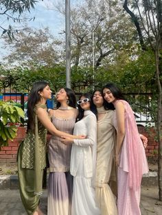 Navratri Group Photo, Navratri Inspo Outfits, Navratri Photo Ideas, Navratri Poses With Friends, Lehnga Photoshoot Poses, Group Picture Poses, Bff Poses, Best Poses For Photography