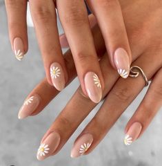 Ongles Beiges, April Nails, Nude Nail Designs, Daisy Nails, Oval Nails, Neutral Nails, Floral Nails, Short Acrylic Nails