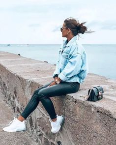 Jean Jacket Outfits Summer, Oversized Jean Jacket Outfit, Cropped Denim Jacket Outfit, Oversized Denim Jacket Outfit, Black Leggings Casual, Leggings Outfit Casual, Light Denim Jacket, Jacket Outfit Women, Leggings Outfits