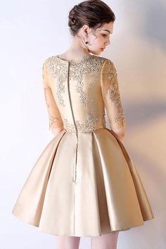 Cette magnifique robe de bal courte en satin à manches courtes et dentelle dorée est un choix élégant pour votre soirée spéciale. Confectionnée en satin luxueux, la robe présente de superbes manches courtes et des détails en dentelle dorée pour vous donner un look époustouflant. Parfaite pour les bals de fin d'année et les retours à la maison, vous serez absolument magnifique.

 Détail de l'article

 Tissu : Satin
 Silhouette : A-ligne
 Manches : Manches courtes
 Couleur : comme sur l'image, co Cute Homecoming Dresses Short, Prom Dress Gold, Dress Short Prom, Homecoming Dress Short, Cute Homecoming Dresses, 60's Dress, Lace Homecoming Dresses Short, Satin Short, Dress Homecoming