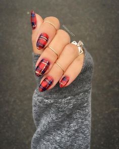 Nails Festive, Fresh Manicure, Nail Polish Colors Winter, Winter Nail Polish, Festive Nail Designs, Holiday Nails Winter, Christmas Manicure, Plaid Nails, Nagel Tips