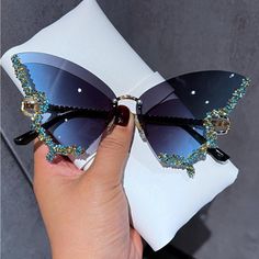 Super Cute And Stylish Ships In 5-10 Business Days Silhouette Frames, Diamond Butterfly, Shaped Sunglasses, Butterfly Sunglasses, Luxury Diamonds, New Glasses, Rimless Sunglasses, Stylish Sunglasses, Butterfly Shape