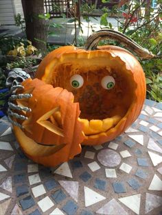 27 Unbelievably Clever Pumpkin Carving Ideas For Halloween Awesome Pumpkin Carvings, Funny Pumpkin Carvings, Unique Pumpkin Carving Ideas, Pumkin Decoration, Labu Halloween, Cute Pumpkin Carving, Dekorasi Halloween, Pumkin Carving, Halloween Pumpkin Carving Stencils