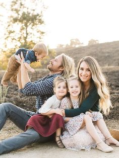 Natural light rustic outdoor family photos by Elate Family Family Photo Outfits Winter, Pose Portrait, Fall Family Photo Outfits, Outdoor Family Photos, Fall Family Pictures