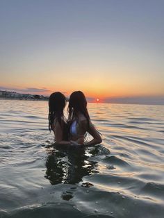 Luxury Lesbian Couple Aesthetic, Girlfriends Goals Aesthetic, Wlw Pictures To Recreate, Wlw Beach, Cute Wlw Aesthetic