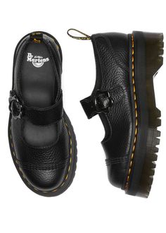 Combinez la douceur des Mary Janes avec la robustesse des Dr. Martens : Addina !   Avec Addina, vous élevez votre style à un nouveau niveau : littéralement avec sa semelle Quad épaisse de 5 cm ! L'ADN de Dr. Martens est immédiatement reconnaissable, comme les coutures jaunes et la bride arrière, ainsi que le cuir véritable de haute qualité. Que ce soit avec un pantalon ou une robe swing des années 50, en dansant ou au bureau : vous et vos Docs pouvez conquérir le monde !   - Modèle Mary Jane - F Dr Martens Addina Flower, Zapatos Mary Jane, Dr Martens Womens, How To Clean Suede, Ballerina Shoes Flats, Platform Mary Janes, Ballerina Flats, Mary Jane Shoes, Ballerinas