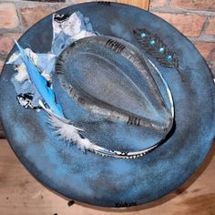 Super Cute Feather And Sequin Combos Hat. Burned “I’m Just A Traveller” On Side Brim. Small Burned Feather On Opposite Side. Super Cute Lainey Wilson Style Lainey Wilson Style, Lainey Wilson, Cowboy Hat, Cowboy Hats, Cowboy, Sequin, Color Blue, Super Cute, Women Accessories