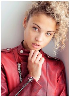 Photography Women, Blonde Hair Color, Eye Color, Wavy Hair, Curly Bob, Her Hair, Beautiful People, Fashion Models