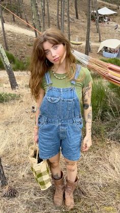 Nanda Schwarz Hippie Concert Outfit, Farmcore Outfit, Woodstock Outfit, Cosy Outfits, Dungaree Outfit, 70s Inspired Outfits, Most Paused Movie Scenes, Cosy Outfit, Folk Clothing