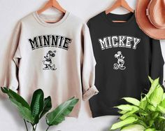 Disneyworld Outfit Winter, Disneyland Couples Outfits, Disney Couple Outfits, Minnie Sketch, Disney World Sweatshirt, Couples Disney Shirts, Christmas Sweatshirt Ideas, Disneyland Sweatshirt, Disney Trip Outfits