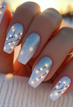 Christmas But Not Christmas Nails, Acrylic Nail Designs Xmas, December Christmas Nails, Black Silver Christmas Nails, Nail Art December, Christmas Nails Abstract, Elegant Christmas Nail Designs Classy, December Nails White, Christmas Light Nail Designs